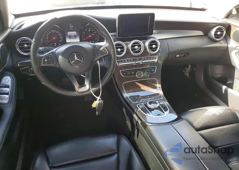 2017 Mercedes-Benz C 300 z USA, uszkodzony, nr VIN 55SWF4JB8HU207716